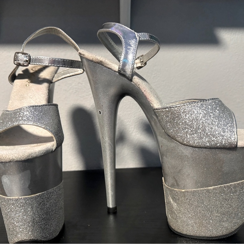 7" Silver Platform Pleaser Stiletto's in excellent condition. Size 7